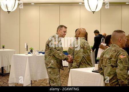 LT. General Terry Ferrell, Generalkommandant der US Army Central, gratuliert Maj. General Michel Russell Sr., Generalkommandant des 1. Theater Sustainment Command, während eines Empfangs nach der 1. TSC-Befehlswechselzeremonie in Fort Knox, Kentucky, 13. Juli 2021. Russell übernahm das Kommando des 1. TSC von Generalmajor John Sullivan vor einer Audienz aktueller und ehemaliger Anführer, Gemeindemitglieder, Familien und Soldaten des 1. TSC. Stockfoto