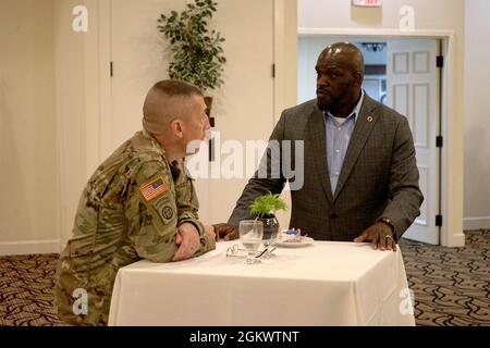 Befehl Sgt. Maj. Michael J. Perry, III, Senior Enlisted Advisor, 1st Theatre Sustainment Command spricht mit dem ehemaligen 1st TSC Command Sgt. Maj. Bernard schmilz bei einem Empfang nach der Befehlswechselzeremonie, bei der Maj. General Michel M. Russell, Sr., das Kommando von Maj. General John P. Sullivan, 13. Juli 2021 in Fort Knox, Kentucky, übernahm. Stockfoto