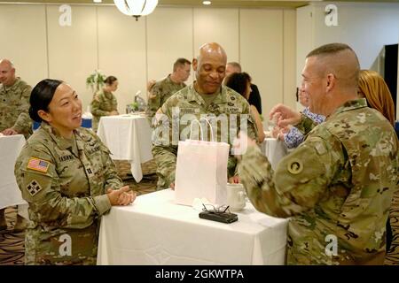 Maj. General Michel M. Russell, Sr., kommandierender General, 1. Theater Sustainment Command und Command Sgt. Maj. Michael J. Perry, III, Senior Enlisted Advisor, 1. TSC, grüße Freunde, Familie und Soldaten der 1. TSC während eines Empfangs für Russell nach der 1. TSC-Befehlswechselzeremonie in Fort Knox, Kentucky, 13. Juli 2021. Russell übernahm das Kommando über den 1. TSC von Generalmajor John P. Sullivan vor einer Audienz aktueller und ehemaliger Anführer, Gemeindemitglieder, Familie und Soldaten des 1. TSC. Stockfoto