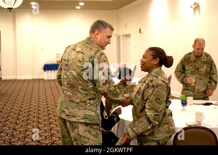 Generalleutant Terry Ferrell, kommandierender General, U.S. Army Central, begrüßt Sgt. Maj. Stephanie Washington, G3-Sergeant-Major, 1. Theater Sustainment Command, beim Empfang des ankommenden Kommandanten, Maj. General Michel M. Russell, Sr., kommandierender General, 1. TSC, nach der Befehlswechselzeremonie am 13. Juli 2021 in Fort Knox, Kentucky. Russell übernahm das Kommando des scheidenden 1. TSC-Kommandanten, Maj. General John P. Sullivan. Stockfoto