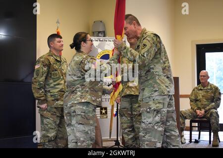 Brig. General Gavin J. Gardner, der kommandierende General des Joint Munitions Command, übergibt die Kommandofarben an Col. Santee Vasquez, den ankommenden Kommandeur der Crane Army-Munitionsaktivität. Die Übergabe der Einheitsfarben während der Zeremonie stellt den friedlichen und geordneten Übergang des Kommandos von einem Individuum zum anderen dar. Nachdem er die Farben vom scheidenden Kommandanten erhalten hat, gibt der Kommandant die Farben an den ankommenden Kommandanten weiter und vertraut sie mit der Verantwortung ihres neuen Kommandos an. | Foto von Lindsay Grant, Crane Army Ammunition Activity Public Affairs Office Stockfoto