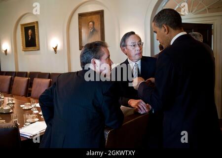 Präsident Barack Obama spricht nach einer Kabinettssitzung im Kabinettsaal des Weißen Hauses am 3. Mai 2011 mit dem Direktor des Nationalen Wirtschaftsrats, Gene Sperling, und dem Energieminister Steven Chu. (Offizielles Foto des Weißen Hauses von Pete Souza) Dieses offizielle Foto des Weißen Hauses wird nur zur Veröffentlichung durch Nachrichtenorganisationen und/oder zum persönlichen Druck durch die Betreffzeile(en) des Fotos zur Verfügung gestellt. Das Foto darf in keiner Weise manipuliert werden und darf nicht in kommerziellen oder politischen Materialien, Anzeigen, E-Mails, Produkten oder Werbeaktionen verwendet werden, die in irgendeiner Weise eine Genehmigung vorschlagen Stockfoto