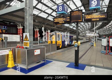 Northern Class 156 Diesel-Mehreinheit-Nr. 156461 am Bahnhof Liverpool Lime Street, Großbritannien. Stockfoto