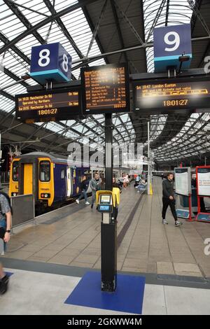 Northern Class 156 Diesel-Mehreinheit-Nr. 156461 am Bahnhof Liverpool Lime Street, Großbritannien. Stockfoto