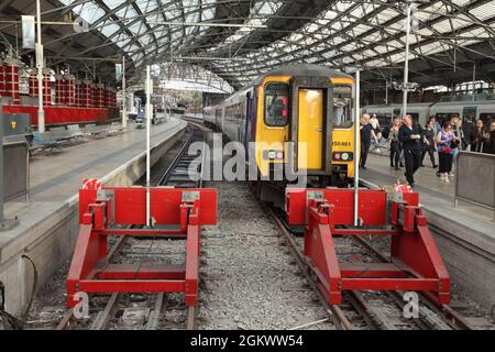 Northern Class 156 Diesel-Mehreinheit-Nr. 156461 am Bahnhof Liverpool Lime Street, Großbritannien. Stockfoto