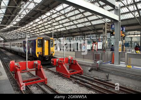 Northern Class 156 Diesel-Mehreinheit-Nr. 156461 am Bahnhof Liverpool Lime Street, Großbritannien. Stockfoto