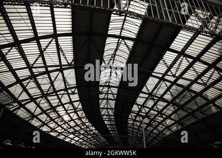 Das Vordach des Bahnhofs Liverpool Lime Street, Großbritannien. Stockfoto