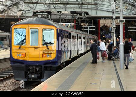 Nördliche Klasse 319 elektrische Einheit Nr. 319384 am Bahnhof Liverpool Lime Street, Großbritannien, kurz vor der Abfahrt nach Crewe über Manchester. Stockfoto