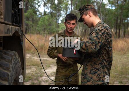 Die australische Handwerkerin Jayden Eva (links), eine Bergemechanikerin mit 7th Combat Service Support Bataillon und dem U.S. Marine Corps PFC. Kellan Royce, ein Kraftfahrzeugbetreiber mit 3d Battalion, 12th Marines, 3d Marine Division, tauscht während der Talisman Sabre 2021 im Camp Growl, Shoalwater Bay Training Area, Queensland, Australien, 13. Juli 2021 taktisches Fahrzeugausrüstungswissen aus. Dies ist die neunte Auflage von Talisman Sabre, einer groß angelegten, bilateralen Militärübung zwischen Australien und den USA, an der mehr als 17,000 Teilnehmer aus sieben Nationen teilnehmen. Die einmonatige Multidoma Stockfoto