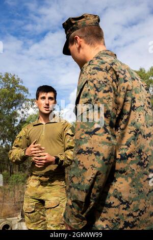 Die australische Handwerkerin Jayden Eva (links), eine Bergemechanikerin mit 7th Combat Service Support Bataillon und dem U.S. Marine Corps PFC. Kellan Royce, ein Kraftfahrzeugbetreiber mit 3d Battalion, 12th Marines, 3d Marine Division, tauscht während der Talisman Sabre 2021 im Camp Growl, Shoalwater Bay Training Area, Queensland, Australien, 13. Juli 2021 taktisches Fahrzeugausrüstungswissen aus. Dies ist die neunte Auflage von Talisman Sabre, einer groß angelegten, bilateralen Militärübung zwischen Australien und den USA, an der mehr als 17,000 Teilnehmer aus sieben Nationen teilnehmen. Die einmonatige Multidoma Stockfoto