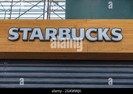 Nahaufnahme des großen Starbucks Coffee-Logos. Geschäftskonzept. Griechenland. Thessaloniki. Stockfoto