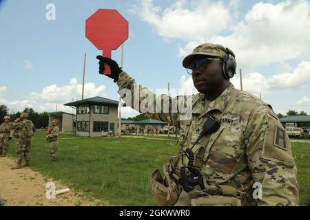 Personal Sgt. Christopher Smith, ein Observer Coach/Trainer der US-Armee bei der 181. Multi-Functional Training Brigade, übernimmt Aufgaben als Range Safety während eines Einzelwaffenqualifizierungstisches in Fort McCoy, Wis., 13. Juli 2021. Smith hat als OC/T die Aufgabe sicherzustellen, dass die Sicherheit der Reichweite und die Verfahren während der Schulung vor der Bereitstellung eingehalten werden. Stockfoto