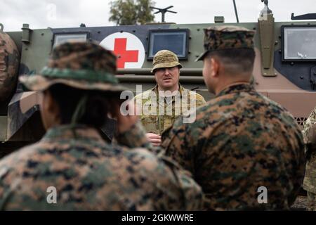 US Navy Corpsmen mit Golf Battery, Bataillon Landing Team 3/5, 31st Marine Expeditionary Unit und 3d Bataillon, 12th Marines, erfahren während des Talisman Sabre 2021 im Camp Growl, Shoalwater Bay Training Area, Queensland, Australien, 13. Juli 2021, mehr über den Einsatz eines geschützten Militärfahrzeugs in Australien. Dies ist die neunte Auflage von Talisman Sabre, einer groß angelegten, bilateralen Militärübung zwischen Australien und den USA, an der mehr als 17,000 Teilnehmer aus sieben Nationen teilnehmen. Die einmonatige Multi-Domain-Übung besteht aus einer Reihe von Schulungsveranstaltungen, die die starken USA/Australien stärken Stockfoto