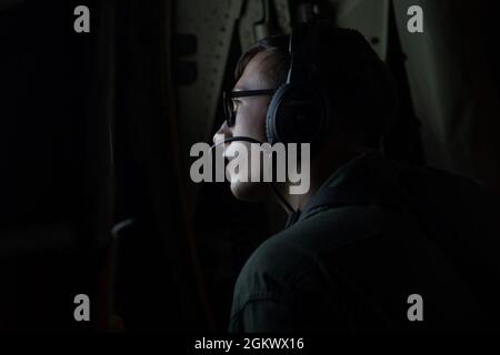 U.S. Marine Corps Lance CPL. Benjamin Reinhardt, ein Lademeister mit dem Marine Aerial Refueller Transport Squadron (VMGR) 152, beobachtet eine Betankungsoperationen im Flug während des Luftbetankens zur Unterstützung der Übung Talisman Sabre 21, Australien, 13. Juli 2021. TS21, die neunte Iteration, die seit 2005 durchgeführt wurde, tritt zweijährlich in ganz Nordaustralien auf. Australische, US-amerikanische und andere multinationale Partner nutzen Talisman Sabre, um die Interoperabilität zu verbessern, indem sie sich in komplexen Szenarien mit mehreren Domänen ausbilden, die die gesamte Bandbreite der Sicherheitsbedenken im Indo-Pazifik-Raum berücksichtigen. Stockfoto