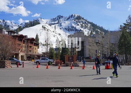 PALISADES TAHOE, CA -12 APR 2021- Blick auf die Skipisten von Palisades Tahoe, einem Skigebiet in Kalifornien, an dem die Olympischen Winterspiele 1960 stattgefunden haben und in Squa umbenannt wurde Stockfoto