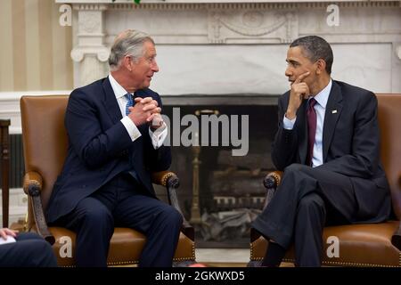 Präsident Barack Obama trifft sich mit Prinz Charles, Prinz von Wales, im Oval Office, 4. Mai 2011. (Offizielles Foto des Weißen Hauses von Pete Souza) Dieses offizielle Foto des Weißen Hauses wird nur zur Veröffentlichung durch Nachrichtenorganisationen und/oder zum persönlichen Druck durch die Betreffzeile(en) des Fotos zur Verfügung gestellt. Das Foto darf in keiner Weise manipuliert werden und darf nicht in kommerziellen oder politischen Materialien, Anzeigen, E-Mails, Produkten, Werbeaktionen verwendet werden, die in irgendeiner Weise die Zustimmung oder Billigung des Präsidenten, der ersten Familie oder des Weißen Hauses nahelege.Ê Stockfoto