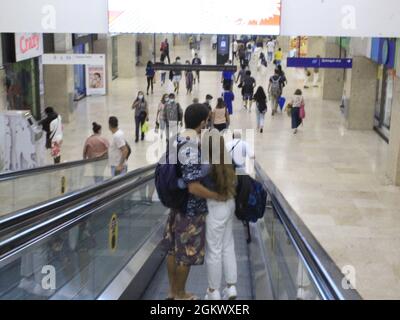 Lissabon, Portugal. September 2021. (INT) Movimet auf dem Internationalen Flughafen Lissabon. 15. September 2021, Lissabon, Portugal: Passagierbewegungen am internationalen Flughafen Lissabon Humberto Delgado und an einer U-Bahn-Station, die zum Flughafen fährt, am Mittwoch, den 15. September 2021, inmitten der Lockerung der Coronavirus-Pandemie. (Bild: © Edson De Souza/TheNEWS2 über ZUMA Press Wire) Stockfoto