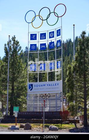 SQUAW VALLEY, CA -12 APR 2021- Blick auf das Squaw Valley, ein Skigebiet in Kalifornien, auf dem die Olympischen Winterspiele 1960 stattgefunden haben. Es wurde in Palisades Tahoe i umbenannt Stockfoto