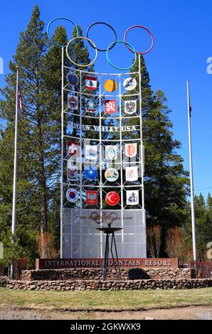 SQUAW VALLEY, CA -12 APR 2021- Blick auf das Squaw Valley, ein Skigebiet in Kalifornien, auf dem die Olympischen Winterspiele 1960 stattgefunden haben. Es wurde in Palisades Tahoe i umbenannt Stockfoto