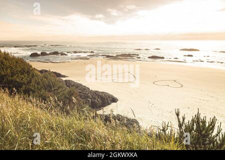 Zwei Herzen im Sand an der Pazifikküste, Oregon Stockfoto