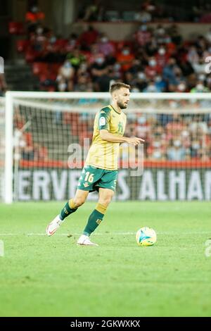 Granada, Spanien. August 2021. Deutsche Pezzella in Aktion während des La Liga Santander Spiels zwischen Granada CF und Real Betis im Nuevo Los Carmenes Stadion (Endstand; Granada CF 1:2 Real Betis). Kredit: SOPA Images Limited/Alamy Live Nachrichten Stockfoto