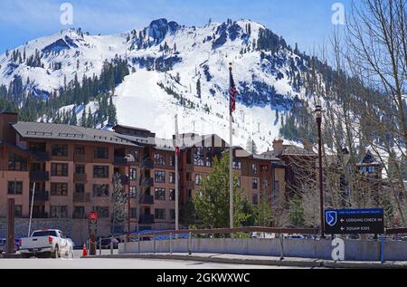 SQUAW VALLEY, CA -12 APR 2021- Blick auf das Squaw Valley, ein Skigebiet in Kalifornien, auf dem die Olympischen Winterspiele 1960 stattgefunden haben. Es wurde in Palisades Tahoe i umbenannt Stockfoto