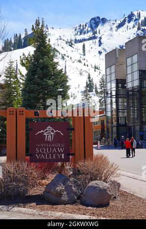 SQUAW VALLEY, CA -12 APR 2021- Blick auf das Squaw Valley, ein Skigebiet in Kalifornien, auf dem die Olympischen Winterspiele 1960 stattgefunden haben. Es wurde in Palisades Tahoe i umbenannt Stockfoto