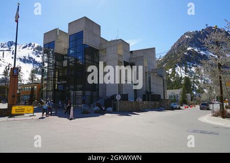 SQUAW VALLEY, CA -12 APR 2021- Blick auf das Squaw Valley, ein Skigebiet in Kalifornien, auf dem die Olympischen Winterspiele 1960 stattgefunden haben. Es wurde in Palisades Tahoe i umbenannt Stockfoto