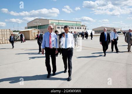 Präsident Barack Obama geht mit Vizepräsident Joe Biden über die Asphalt, bevor er aus Fort Campbell, Ky, abreist., 6. Mai 2011. (Offizielles Foto des Weißen Hauses von Pete Souza) Dieses offizielle Foto des Weißen Hauses wird nur zur Veröffentlichung durch Nachrichtenorganisationen und/oder zum persönlichen Druck durch die Betreffzeile(en) des Fotos zur Verfügung gestellt. Das Foto darf in keiner Weise manipuliert werden und darf nicht in kommerziellen oder politischen Materialien, Anzeigen, E-Mails, Produkten oder Werbeaktionen verwendet werden, die in irgendeiner Weise die Zustimmung oder Billigung des Präsidenten, der ersten Familie oder des Whit suggerieren Stockfoto