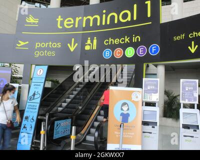 Lissabon, Portugal. September 2021. (INT) Movimet auf dem Internationalen Flughafen Lissabon. 15. September 2021, Lissabon, Portugal: Passagierbewegungen am internationalen Flughafen Lissabon Humberto Delgado und an einer U-Bahn-Station, die zum Flughafen fährt, am Mittwoch, den 15. September 2021, inmitten der Lockerung der Coronavirus-Pandemie. (Bild: © Edson De Souza/TheNEWS2 über ZUMA Press Wire) Stockfoto