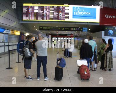 Lissabon, Portugal. September 2021. (INT) Movimet auf dem Internationalen Flughafen Lissabon. 15. September 2021, Lissabon, Portugal: Passagierbewegungen am internationalen Flughafen Lissabon Humberto Delgado und an einer U-Bahn-Station, die zum Flughafen fährt, am Mittwoch, den 15. September 2021, inmitten der Lockerung der Coronavirus-Pandemie. (Bild: © Edson De Souza/TheNEWS2 über ZUMA Press Wire) Stockfoto