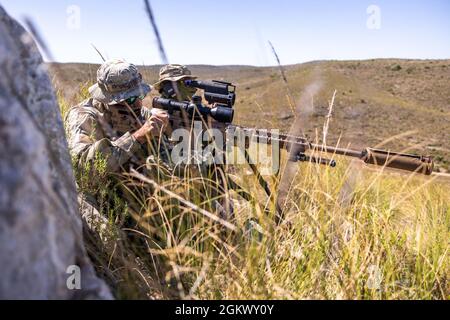 Ein italienisches Spezialeinsatzteam setzt sich am 14. Juli 2021 auf dem Desert Sniper Course des International Specialty Training Center (ISTC) in Chinchilla, Spanien, für Langstreckenziele ein. ISTC ist eine multinationale Bildungs- und Ausbildungseinrichtung für die taktische, erweiterte und spezialisierte Ausbildung von multinationalen Spezialeinsatzkräften und ähnlichen Einheiten, die die Fähigkeiten von multinationalen Ausbildern und Fachexperten einsetzt. Stockfoto