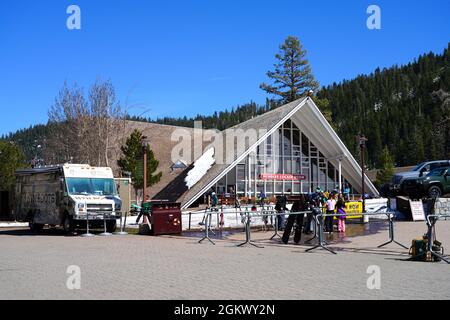 PALISADES TAHOE, CA -12 APR 2021- Blick auf das Palisades Tahoe Valley, ein Skigebiet in Kalifornien, auf dem die Olympischen Winterspiele 1960 im September umbenannt wurden Stockfoto