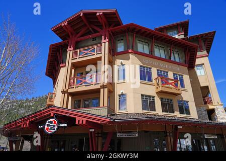 PALISADES TAHOE, CA -12 APR 2021- Blick auf das Palisades Tahoe Valley, ein Skigebiet in Kalifornien, auf dem die Olympischen Winterspiele 1960 im September umbenannt wurden Stockfoto