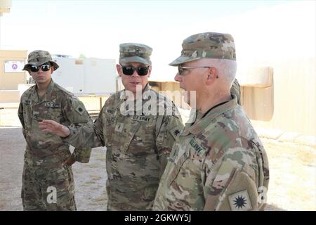 Electronic Warfare NCO Sgt. Ismael Pulido, Chief Warrant Officer 2 Anthony Meneely und Chief Warrant Officer 4 Douglas Montgomery diskutieren im Camp Buehring, Kuwait, über das von Counter Radio kontrollierte improvisierte System für den Sprengsatz (CREW). Pulido, Meneely und Montgomery sind die Task Force Phoenix Cyberspace Electromagnetic Activities (CEMA) Zelle. Stockfoto