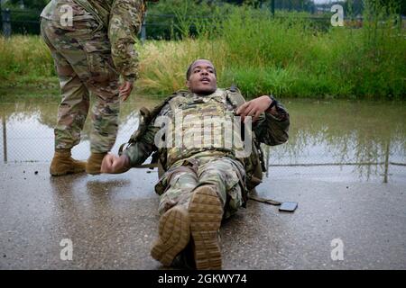 SPC der US-Armee. Isaiah Hicks, ein Spezialist für Signal-Support-Systeme, der der 66. Militärgeheimdienstbrigade zugewiesen wurde, nähert sich der Ziellinie während des rauschenden marschabschnitts eines Best Warrior Competition auf dem Sanddünen-Trainingsgelände in Wackernheim, Deutschland, 13. Juli 2021. Der dreitägige Wettbewerb „Beste Krieger“ soll die Fähigkeit eines Soldaten messen, sich an herausfordernde, auf den Kampf fokussierte Szenarien und Ereignisse anzupassen und zu überwinden, die ihre technischen und taktischen Fähigkeiten unter Stress und extremer Ermüdung testen. Stockfoto