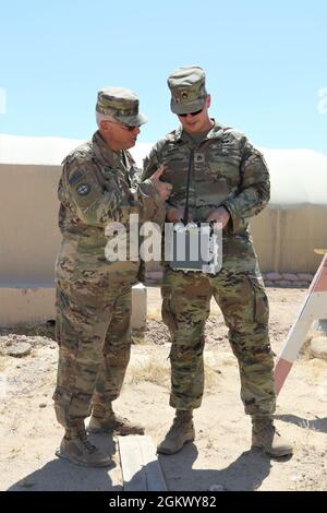 Illinois National Guard Soldier Chief Warrant Officer 2 Anthony Meneely beauftragt Staff Sgt. Thomas Daniel, Tennessee National Guard, das 1-181. Field Artillery Bataillon, über den Betrieb eines vom Counter Radio gesteuerten improvisierten Sprengstoffkriegungssystems (CREW) im Camp Buehring, Kuwait. Stockfoto