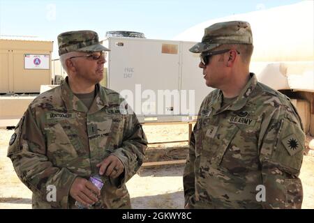 Florida National Guard Soldier Chief Warrant Officer 4 Douglas Montgomery und Illinois National Guard Soldier Chief Warrant Officer 2 Anthony Meneely diskutiert im Camp Buehring, Kuwait, ein Training des vom Counter Radio kontrollierten improvisierten Sprengstoffgerätes (CREW)-Systems. Montgomery und Meneely Electronic Warfare Techniker in der Task Force Phoenix Cyberspace Electromagnetic Activities (CEMA) Zelle. Stockfoto