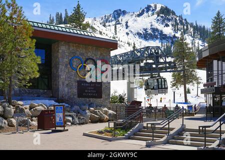 PALISADES TAHOE, CA -12 APR 2021- Blick auf das Palisades Tahoe Valley, ein Skigebiet in Kalifornien, auf dem die Olympischen Winterspiele 1960 im September umbenannt wurden Stockfoto