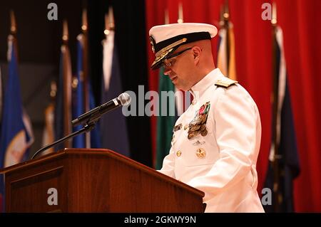 Hinterer Adm. Carl A. Lahti, Commander Naval Forces Japan, und Commander Navy Region Japan, spricht während der US Naval Forces (CNFJ) und Navy Region Japan (CNRJ) Änderung der Kommandozeremonie am 14. Juli im Commander, Fleet Activities Yokosuka Fleet Theatre. Hinterer Adm. Carl A. Lahti wird der 36. Kommandant von CNFJ und CNRJ nach der Entlastung des hinteren ADM. Brian P. Fort, LT. General Kevin B. Schneider, Commander, U.S. Forces, Japan, und Commander, Fifth Air Force, Pacific Air Forces, Yokota Air Base, Japan, diente als Gastredner für die Zeremonie. Stockfoto