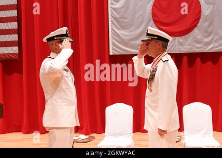 Commander Naval Forces Japan und Commander Navy Region Japan Rear ADM. Carl A. Lahti (links) begrüßt, als er das Kommando von der hinteren ADM übernimmt. Brian P. Fort während einer Befehlswechselzeremonie am 14. Juli im Commander, Fleet Activities Yokosuka Fleet Theatre. Lahti wurde der 36. Kommandant von CNFJ und CNRJ. LT. General Kevin B. Schneider, Commander, U.S. Forces, Japan, und Commander, Fifth Air Force, Pacific Air Forces, Yokota Air Base, Japan, diente als Gastredner für die Zeremonie. Stockfoto