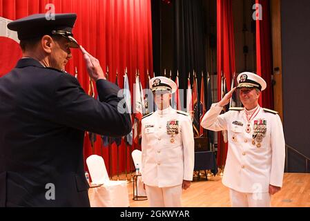 Hinterer Adm. Brian P. Fort (rechts) begrüßt LT. General Kevin B. Schneider, Commander, U.S. Forces, Japan, und Commander, Fünfte Luftwaffe, Pacific Air Forces, Yokota Air Base, Japan, während einer Befehlswechselzeremonie am 14. Juli im Commander, Fleet Activities Yokosuka Fleet Theatre. Hinterer Adm. Carl A. Lahti wurde der 36. Kommandant von CNFJ und CNRJ. Schneider war Gastredner der Zeremonie. Stockfoto