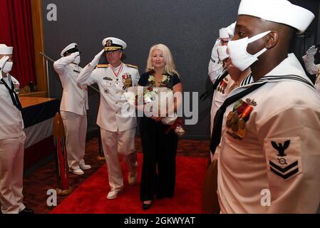 Hinterer Adm. Brian P. Fort begrüßt die Nebenbuben, als er mit seiner Frau Kelli Fort nach der Befehlswechselzeremonie der US Naval Forces (CNFJ) und der Navy Region Japan (CNRJ) am 14. Juli im Commander, Fleet Activities Yokosuka Fleet Theatre abreist. Hinterer Adm. Carl A. Lahti wurde der 36. Kommandant von CNFJ und CNRJ, nachdem er die hintere ADM entlastet hatte. Brian P. Fort. LT. General Kevin B. Schneider, Commander, U.S. Forces, Japan, und Commander, Fifth Air Force, Pacific Air Forces, Yokota Air Base, Japan, diente als Gastredner für die Zeremonie. Stockfoto