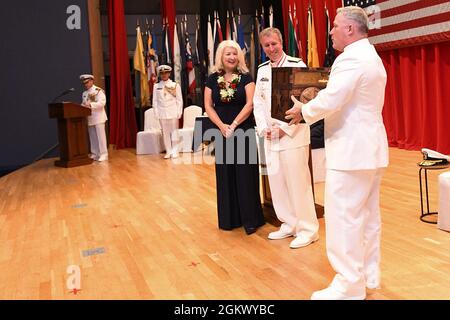 Commander Naval Forces Japan und Commander Navy Region Japan Kommandomeister Samuel Robinson (rechts) stellt den hinteren ADM vor. Brian P. Fort ein Ruhestandsgeschenk der CNFJ Chief Petty Officer Association während der US Naval Forces (CNFJ) und der Navy Region Japan (CNRJ) Änderung der Befehlsgewalt Zeremonie am 14. Juli im Commander, Fleet Activities Yokosuka Fleet Theatre. Hinterer Adm. Carl A. Lahti wird der 36. Kommandant von CNFJ und CNRJ nach der Entlastung des hinteren ADM. Brian P. Fort. LT. General Kevin B. Schneider, Commander, U.S. Forces, Japan, und Commander, Fifth Air Force, Pacific Air Forces, Yokota Air Base, Stockfoto
