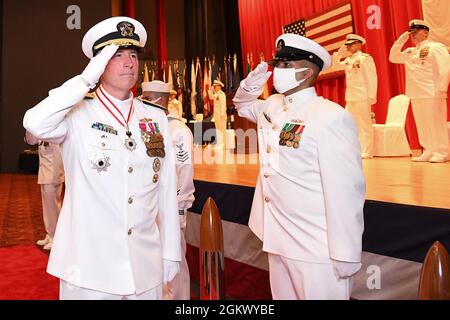 Commander Naval Forces Japan und Commander Navy Region Japan Rear ADM. Brian P. Fort begrüßt die Nebenbuben, als er am 14. Juli bei der Zeremonie zur Befehlsänderung von CNFJ und CNRJ im Commander, Fleet Activities Yokosuka Fleet Theatre ankommt. Hinterer Adm. Carl A. Lahti wird der 36. Kommandant von CNFJ und CNRJ nach der Entlastung des hinteren ADM. Brian P. Fort. LT. General Kevin B. Schneider, Commander, U.S. Forces, Japan, und Commander, Fifth Air Force, Pacific Air Forces, Yokota Air Base, Japan, diente als Gastredner für die Zeremonie. Stockfoto