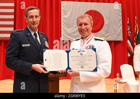LT. General Kevin B. Schneider, Commander, U.S. Forces, Japan, und Commander, Fifth Air Force, Pacific Air Forces, Yokota Air Base, Japan, verleiht der Rear ADM die Distinguished Service Medal. Brian P. Fort während der US Naval Forces (CNFJ) und Navy Region Japan (CNRJ) Änderung der Kommandozeremonie am 14. Juli im Commander, Fleet Activities Yokosuka Fleet Theatre. Hinterer Adm. Carl A. Lahti wird der 36. Kommandant von CNFJ und CNRJ nach der Entlastung des hinteren ADM. Brian P. Fort. LT. General Schneider war Gastredner der Zeremonie. Stockfoto