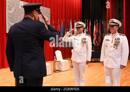 Commander Naval Forces Japan und Commander Navy Region Japan Rear ADM. Carl A. Lahti (Mitte) begrüßt Generalleutnant Kevin B. Schneider, Commander, U.S. Forces, Japan, und Commander, Fünfte Luftwaffe, Pacific Air Forces, Yokota Air Base, Japan, während einer Befehlswechselzeremonie am 14. Juli im Commander, Fleet Activities Yokosuka Fleet Theatre. Lahti wurde der 36. Kommandant von CNFJ und CNRJ. Schneider war Gastredner der Zeremonie. Stockfoto