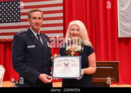 LT. General Kevin B. Schneider, Commander, U.S. Forces, Japan, und Commander, Fifth Air Force, Pacific Air Forces, Yokota Air Base, Japan, überreicht Kelli Fort eine Dankungsurkunde für ihre Unterstützung für Ehemann Rear ADM. Brian P. Fort während seiner Karriere. Hinterer Adm. Carl A. Lahti wird der 36. Kommandant von CNFJ und CNRJ nach der Entlastung des hinteren ADM. Brian P. Fort. LT. General Kevin B. Schneider, Commander, U.S. Forces, Japan, und Commander, Fifth Air Force, Pacific Air Forces, Yokota Air Base, Japan, diente als Gastredner für die Zeremonie. Stockfoto