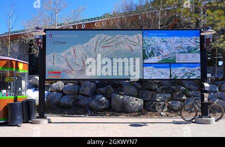 PALISADES TAHOE, CA -12 APR 2021- Blick auf das Palisades Tahoe Valley, ein Skigebiet in Kalifornien, auf dem die Olympischen Winterspiele 1960 im September umbenannt wurden Stockfoto