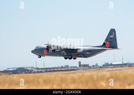 Air National Guard C-130, MAFFS 6 von Channel Islands, Kalifornien, startet am 14. Juli 2021 von CAL FIRE Air Tanker Base, McClellan Park, Kalif. Der USDA Forest Service aktivierte die mit MAFFS ausgestatteten Flugzeuge der Air Force C-130 durch eine Anfrage des Verteidigungsministeriums um Unterstützung, und die Flugzeuge sind seit dem 26. Juni von McClellan aus in Betrieb. Die MAFFS-Teams der Air Force werden von der 153. Air Expeditionary Group der First Air Force (Air Forces Northern) verwaltet. Stockfoto